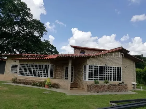 Hermosa Casa De Campo Con Un Área De Terreno De 3,000 M2 Y Una Construcción De 220 M2. Esta Propiedad Incluye Sala, Comedor, Cocina, Alacena, Y Lavandero. Consta De Tres Habitaciones Y Tres Baños