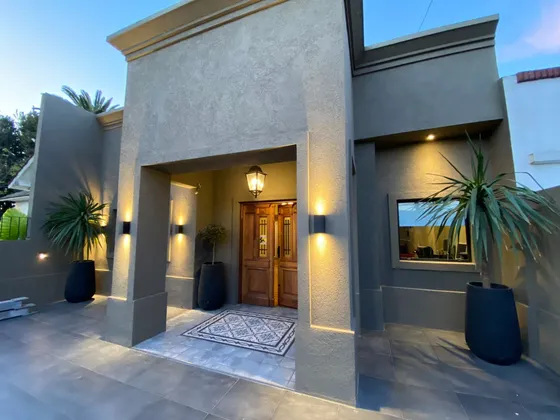 Casa De 3 Dormitorios Con Patio Y Cochera En Excelente Ubicación