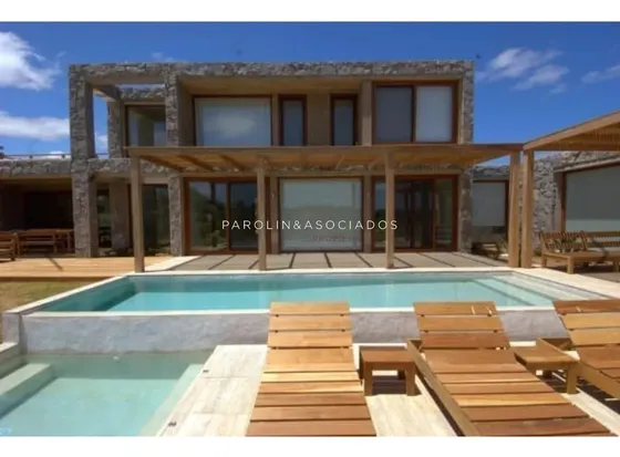Casa De 4 Dormitories En Venta En Laguna State, Punta Del Este.