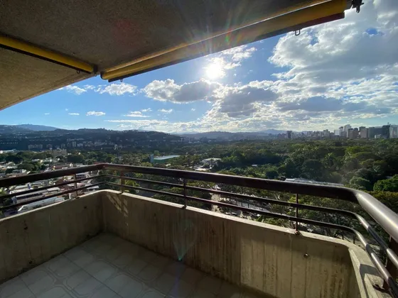 Oportunidad De Alquiler: Apartamento Práctico Y Agradable En La Carlota, Con Vistas Al Parque Del Este Desde La Torre 13-b
