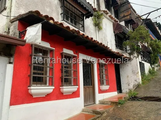 Tg Casa De Uso Comercial En Venta En El Hatillo Con Anexo De 64 Mts. Cercana A La Avenida Bolívar. 25-18520 Ys 