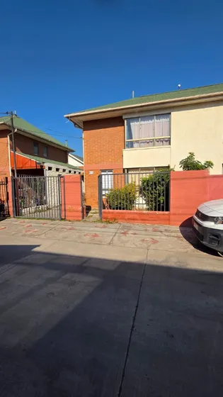 Casa De Dos Niveles Al Interior De Condominio