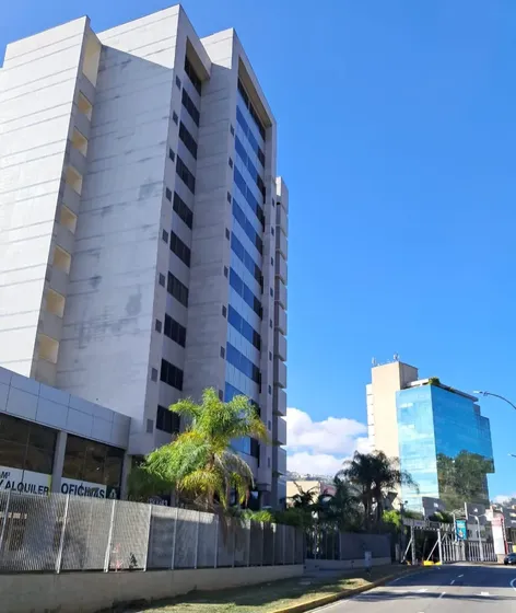 Locales Comerciales Aproximadamente 1200 Mts . Cuenta Con 3 Locales Doble Altura Nivel Pb, Para Acondicionar En Base Su Proyect. Estacionamiento Exclusivos Hacia Los Locales Y Entrada Independiente