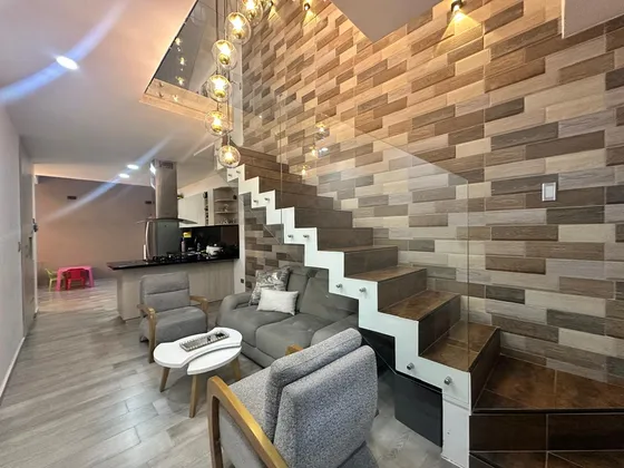 Hermosa Casa De Tres Pisos Con Acabados De Lujo, Garaje Y Local Independiente.