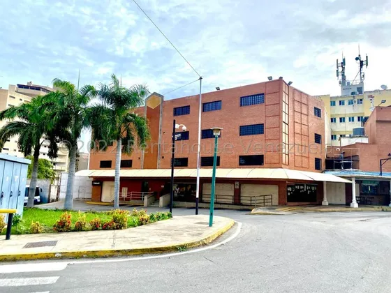 Edificio Comercial A La Venta En Playa Grande.locales,deposito,oficinas, Estacionamiento. 23-16262gm