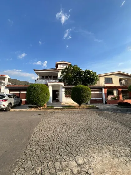 (dc) Se Vende Amplia Casa En Urb Trigal Sur. Valencia Norte. Edo Carabobo Venezuela. Precio Negociable. Acepta Financiamiento