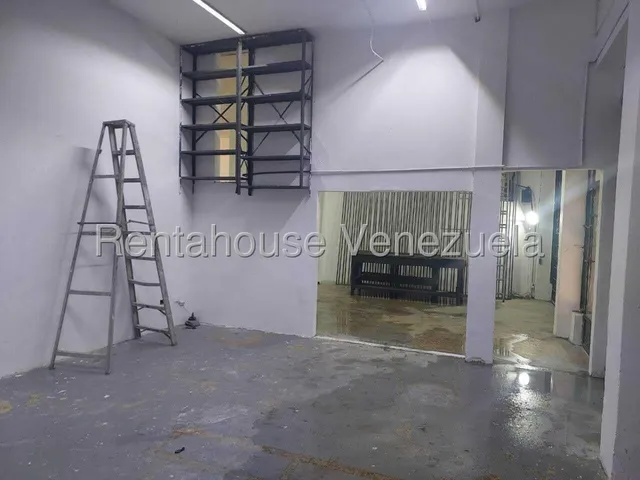 Local Comercial En Alquiler Los Dos Caminos A Pie De Calle 25-8486