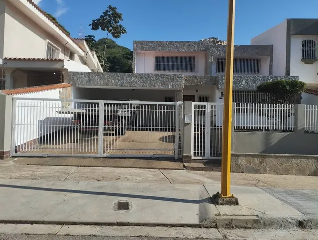 Casa En Venta En La Trigaleña, Valencia. Ubicada En Calle Cerrada. Excelente Condiciones. Negociable. (cv)