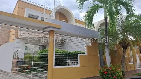 Quinta En Venta Urb Andrés Bello, Amplia Y Muy Cómoda Totalmente Amoblada Y Equipada 26-92 Hc