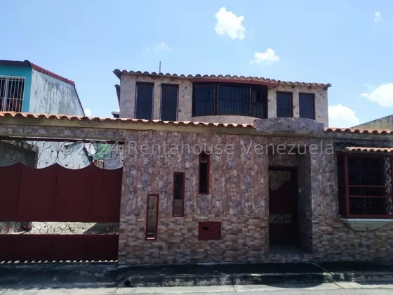 Townhouse En Turmero Hermoso Frente De Piedras Decorativas, Amplia Sala Comedor 24-28979 Irrr