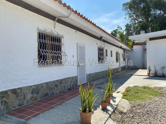 Maritza Lucena Tiene Linda Y Cómoda Habitación Tipo Anexo Con Baño, En Alquiler Con Entrada Independiente Via El Manzano, Amoblada Con Cama Matrimonial, Aire Acondicionado, 