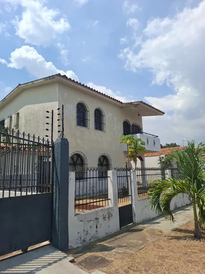 Casa Comercial A Remodelar En Alquiler Urb. Trigal Norte. (diagonal A La Estación De Servicio Parque Trigal.) Gerardo