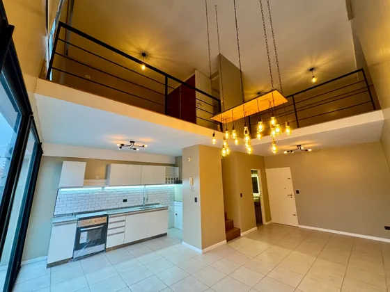 Departamento 3 Ambientes (posibilidad 4 Amb), Tipo Loft En Doble Altura, Con Gran Patio Y Cochera Subterranea