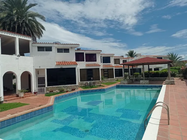 Townhouse En La Urbanización Costazul, Isla De Margarita, Totalmente Amoblado Y Equipado, Con Hermosa Piscina Y Áreas Verdes  Ic-00145