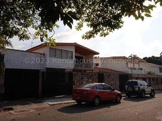 Julio Latouche 24-20836 Casa En Venta Trigal Centro Valencia, Amplia Comoda, Espaciosas Areas Sociales En Ubicacion Privilegiada.