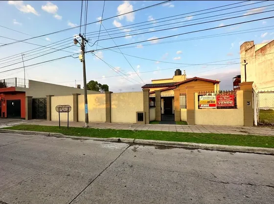 Propiedad Exclusiva En Excelente Ubicación Con Pileta Y Quincho En Doble Lote