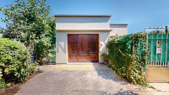 Casa En Venta En Hernández - 28 Esquina 509