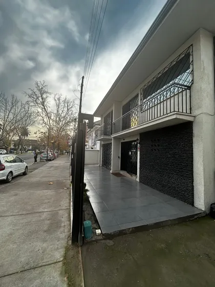 Estupenda Casa Comercial José Domingo Cañas.-