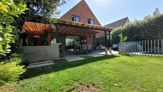 Casa En Venta De 5 Dorm. En Lo Barnechea