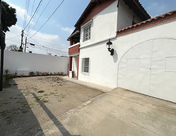 Excelentes Espacios En Alquiler Para Emprendimiento Comercial De Bajo Perfil. Quinta En Esquina, 2 Niveles Y Unos 500 M2 Aprox. Av. Ppal De El Predegal. Límite Con La Urb. La Castellana, Munic. Chacao