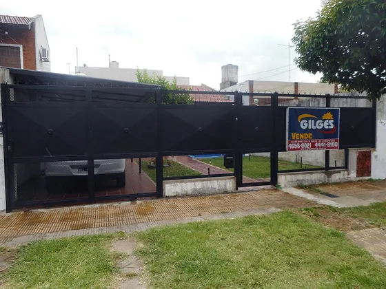 Venta De Casa 3 Amb.  En Haedo - Excelente Estado C/parque Al Frente Y Cochera