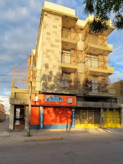Se Vende Edificio De 1126 M2 En Zona Repuestera