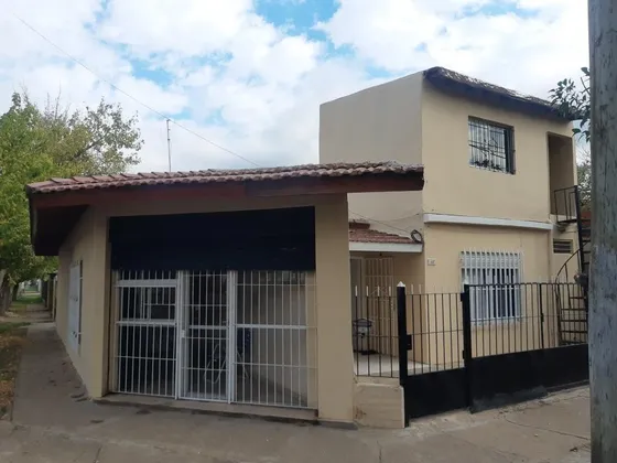 Casa En Venta - 2 Dormitorios 3 Baños - Cochera - Departamentos - Merlo