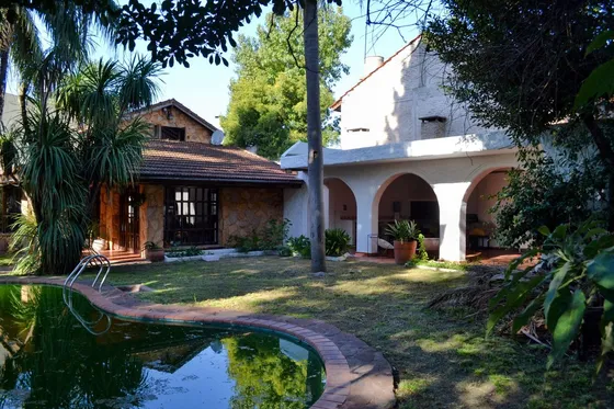Venta Casa 3 Amb C/cochera Y Pileta - Jose Marmol