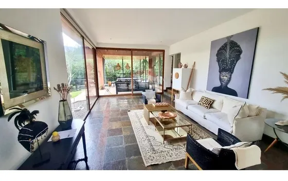 Espectacular Casa Huinganal 4d + 3b + 3 E + 1 B
