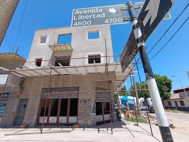 Local En Av. Libertad - Pompeya