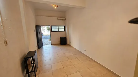Monoambiente / Local A La Calle.  Baño Completo, Cocina Y Termotanque Electricos. 23 M2 Cubiertos Con Salida Directa A La Calle. Para Vivienda, Estudio, Consultorio, Etc. Sin Expensas!!!
