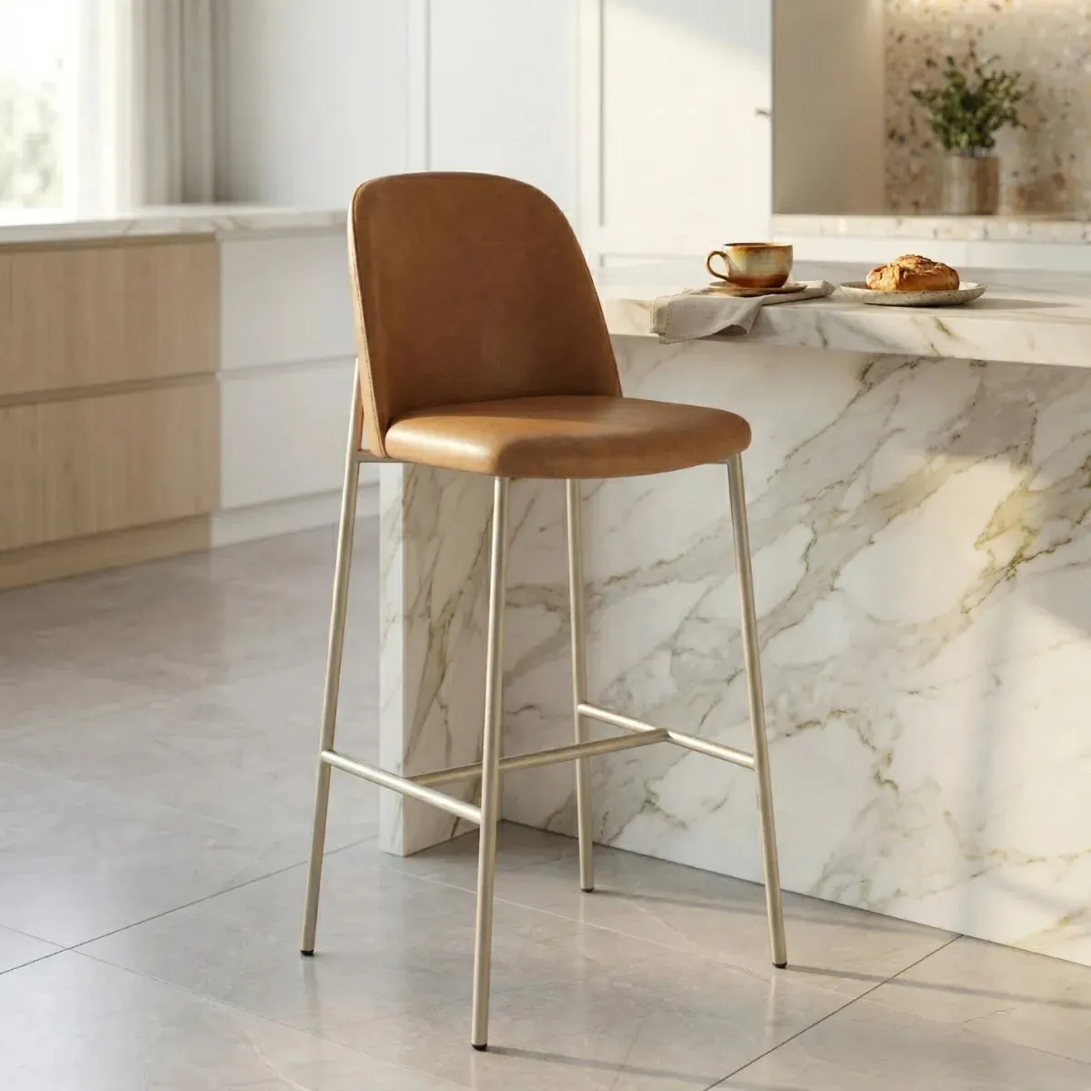 Banqueta alta de aço estofada para balcão e cozinha, modelo Lucille champanhe com PU caramelo