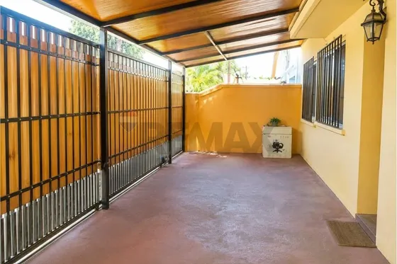Amplia Casa Con 5 Dormitorios Y Gran Potencial