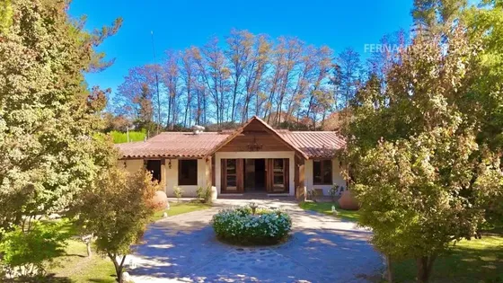 San Esteban - Vende Propiedad Con Salón Y Casa De Huespedes