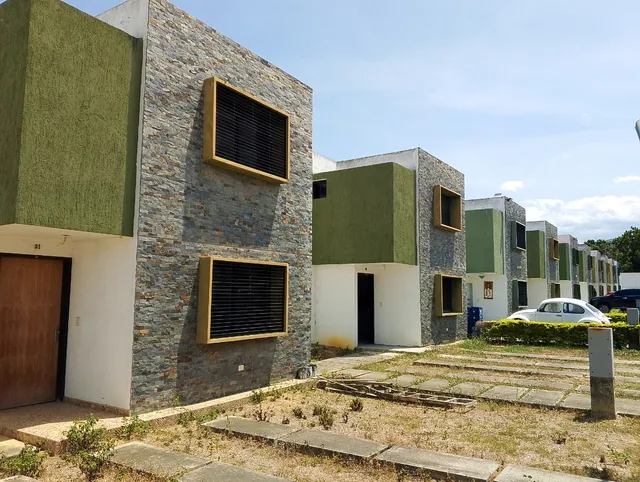 Bella Casa En Venta, Rafael Gamarra Te Ofrece, Zona Ideal, Avenida Intercomunal, Cerca De Colegios, Hipermercado, Centro Comercial. En Obra Gris, A Acondicionar A Tu Exclusivo Gusto. 4 Hab, 5 Baños