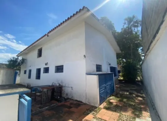 Se Alquila Casa Comercial En La Viña 