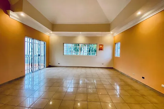Oficina, Local Comercial O Casa En Alquiler En Urbanización Fernandez, 2 Niveles Con Piscina Y Jacuzzi