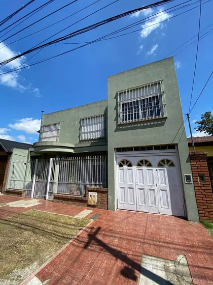 Casa 5 Ambientes En Venta - Hurlingham  