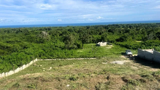 Venta Mejora Casa-solar En Hato Viejo De Nigua Impresionante Casa Con 280 M2 De Construcción Y Un Terreno De 2,440 M2 Espacio Amplio Y Cómodo Para Vivir. 3 Habitaciones 3 Baños