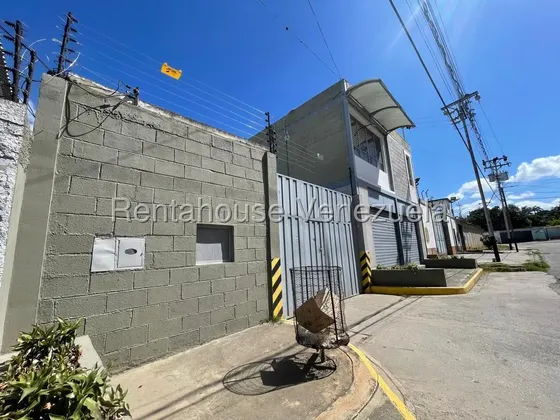 Dennymar, Vende Propiedad Comercial En Agua Viva Cabudare. Con Mas De 1900m2, Posee 2 Locales Comerciales, Baños, Y Todos Los Servicios Basicos! Contactame. B6a10866.