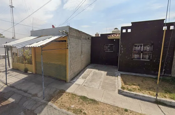 ¡¡¡ Pequeña Casa Con Local A Un Súper Precio !!!
