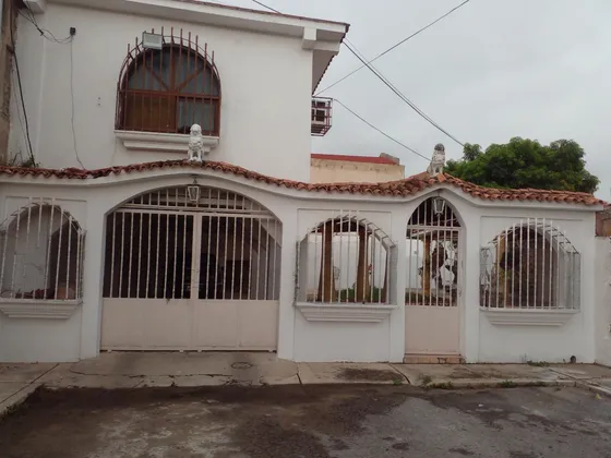Rivero Bienes Raíces Promociona Y Vende Casa Para Remodelar Con Anexo Tipo Estudio En La Urb. Fundacion Mendoza - Maracay