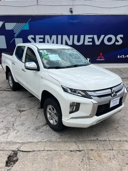 Mitsubishi L200 2.4 Cabina Doble 4x2 Mt