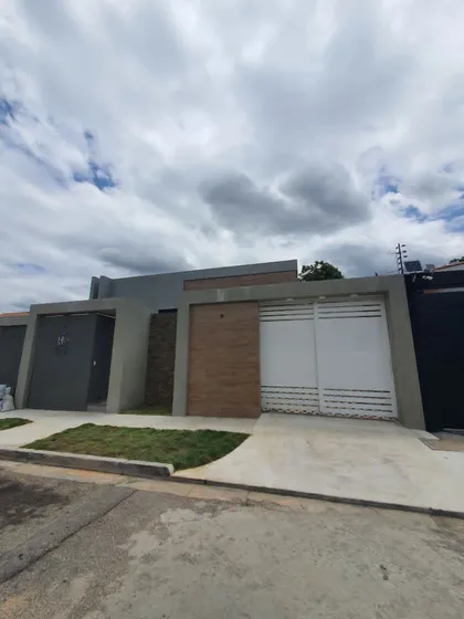 Angelica Acosta Vende Bellísima Casa De Un Solo Nivel A Estrenar En Urbanización Trigal Norte En Calle Cerrada 