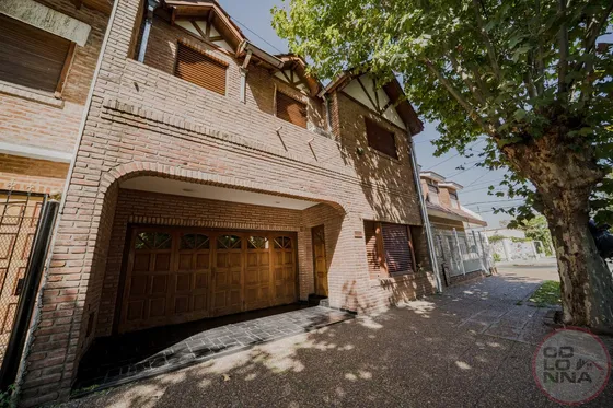 Casa De 7 Ambientes En Venta, Caseros, Partido De Tres De Febrero, Provincia De Buenos Aires.