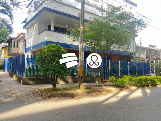 Casa Lote En Venta, 2 Casas Independientes, En Medellín, Los Colores