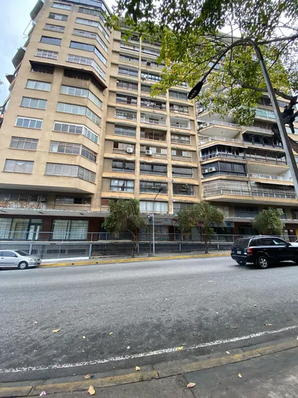 Apartamento En Alquiler, Avda Bolivar S/equipar. 180mts. Hg
