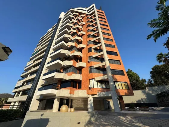 Annic Coronado Vende  Apartamento, Altos De Guataparo, Edificio La Defense Ref. 271147