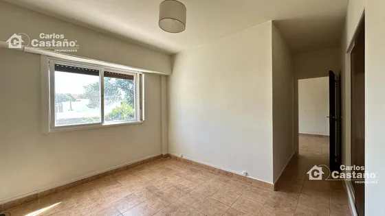 Depto. 2 Amb. Luminoso En Primer Piso Por Escalera, A 2/c Av. Maipú