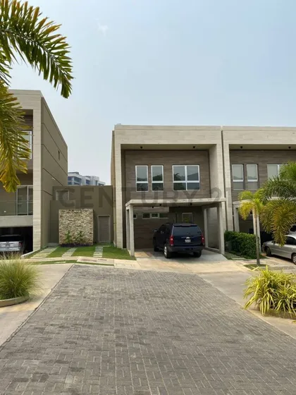 Venta De Townhouse En Cumbres De Guataparo